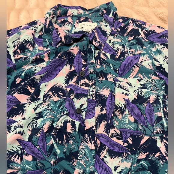 6 Button Shirt Bundle (Different Sizes) - Picture 13 of 16